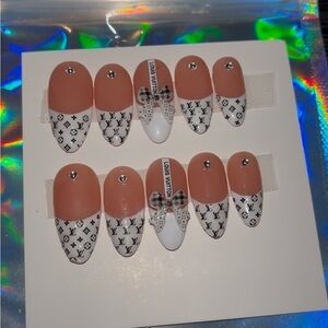 10 PC Hand Crafted Classic B&W French Nails NWT